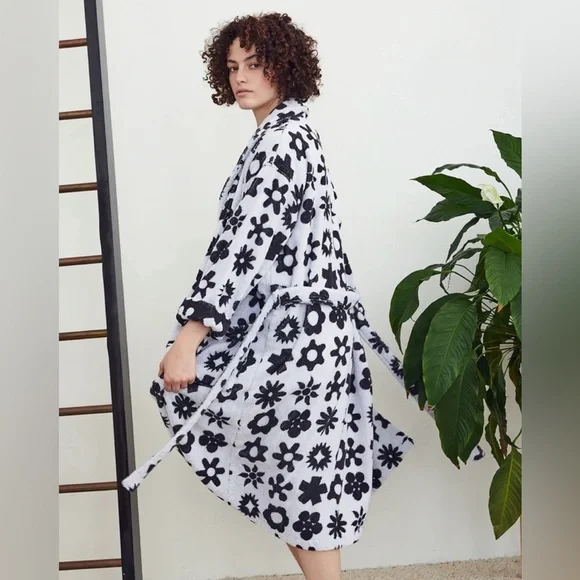 Dusen dusen - flower bathrobe - wingdings black and white - Picture 2 of 2